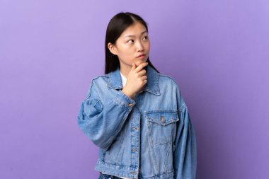 Soyutlanmış mor bir geçmişi olan genç Çinli kızın şüpheleri var.