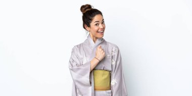 Kimono giyen bir kadın, izole edilmiş arka planda zaferi kutluyor.