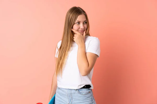 Nastolatek Ukraiński Łyżwiarz Dziewczyna Izolowane Różowy Tle Łyżwy Patrząc Boczne — Zdjęcie stockowe