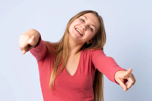 Adolescente Ucraniana Menina Isolada Fundo Azul Apontando Frente Com Expressão — Fotografia de Stock