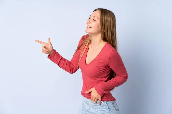 Adolescente Ucraniana Chica Aislado Fondo Azul Señalando Dedo Hacia Lado —  Fotos de Stock