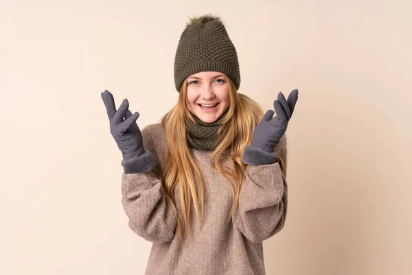 Teenager Ουκρανικό Κορίτσι Χειμερινό Καπέλο Απομονώνονται Μπεζ Φόντο Έκπληξη Έκφραση — Φωτογραφία Αρχείου