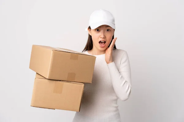 Jovem Entrega Chinês Mulher Sobre Isolado Branco Fundo Com Surpresa — Fotografia de Stock