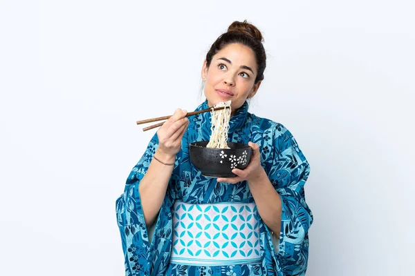 Mujer Usando Kimono Sobre Fondo Blanco Aislado Sosteniendo Tazón Fideos —  Fotos de Stock