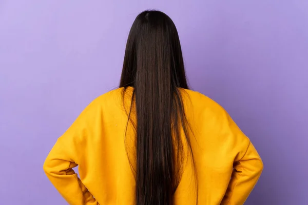 Menina Chinesa Jovem Sobre Isolado Fundo Roxo Posição Trás — Fotografia de Stock