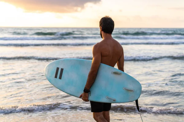 Jovem Caucasiano Levantar Cedo Para Fazer Surf Nascer Sol — Fotografia de Stock