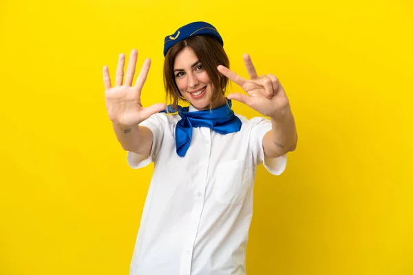 Flugbegleiterin Isoliert Auf Gelbem Hintergrund Und Zählt Mit Den Fingern — Stockfoto