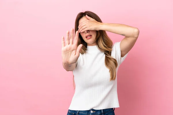 Mujer Caucásica Aislada Sobre Fondo Rosa Haciendo Stop Gesture Cubriendo —  Fotos de Stock