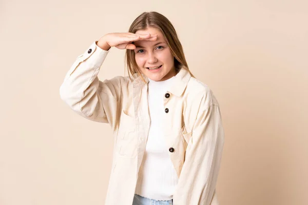 Έφηβος Ουκρανικό Κορίτσι Απομονωμένο Μπεζ Φόντο Κοιτάζοντας Μακριά Χέρι Για — Φωτογραφία Αρχείου