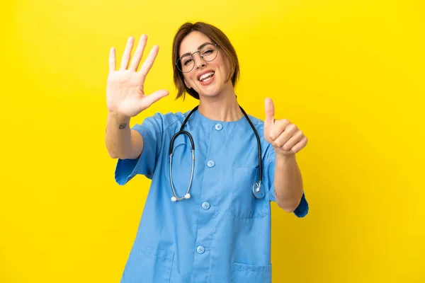 Doktor Kadın Sarı Arka Planda Izole Edilmiş Parmakları Olan Altı — Stok fotoğraf