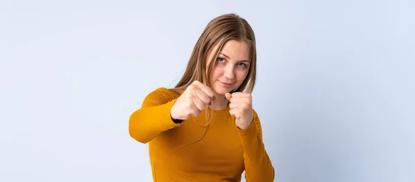 Adolescente Ucraniana Chica Aislado Fondo Azul Con Gesto Lucha — Foto de Stock