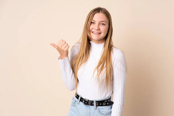 Teenager Ukrainische Mädchen Isoliert Auf Beigem Hintergrund Zeigt Auf Die — Stockfoto