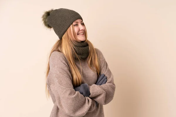 Adolescente Ragazza Ucraina Con Cappello Invernale Isolato Sfondo Beige Guardando — Foto Stock