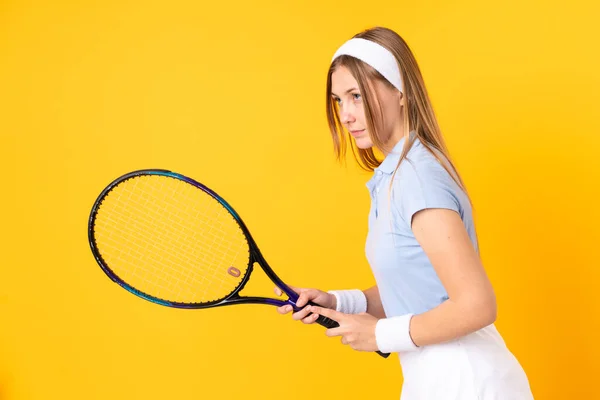 Teenager Ukrainische Tennisspielerin Isoliert Auf Gelbem Hintergrund Tennis Spielen — Stockfoto