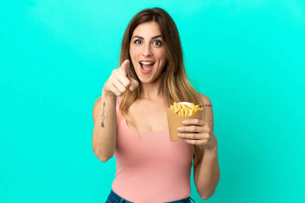 Kaukasische Frau Mit Frittierten Chips Isoliert Auf Blauem Hintergrund Überrascht — Stockfoto