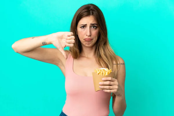 Kaukasische Frau Mit Frittierten Chips Auf Blauem Hintergrund Zeigt Daumen — Stockfoto