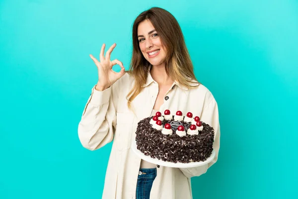 Donna Caucasica Tenendo Torta Compleanno Isolato Sfondo Blu Mostrando Segno — Foto Stock