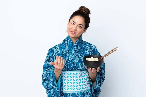 Vrouw Draagt Kimono Geïsoleerde Witte Achtergrond Nodigt Uit Met Hand — Stockfoto