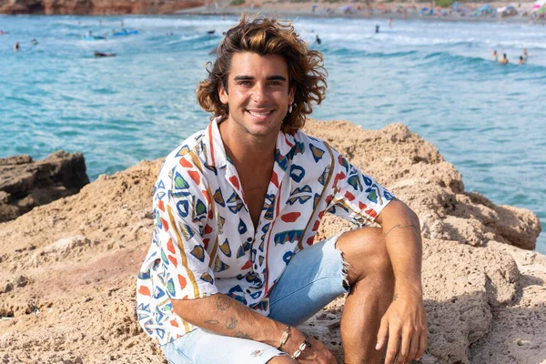 Young Caucasian Man Relaxing Beach Walking Rocks — Stock Photo, Image