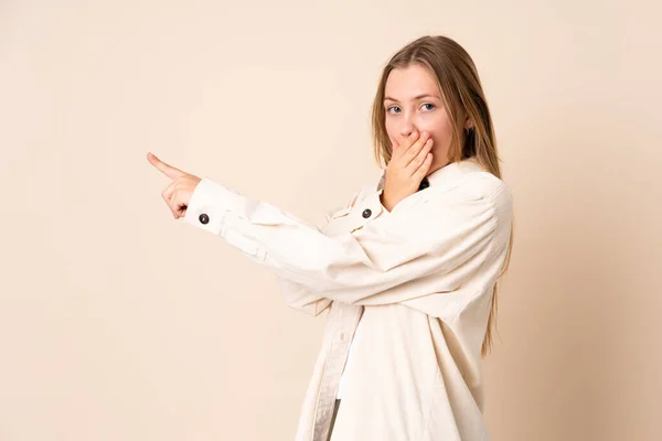 Teenager Ukrajinská Dívka Izolované Béžovém Pozadí Překvapivým Výrazem Při Ukazování — Stock fotografie