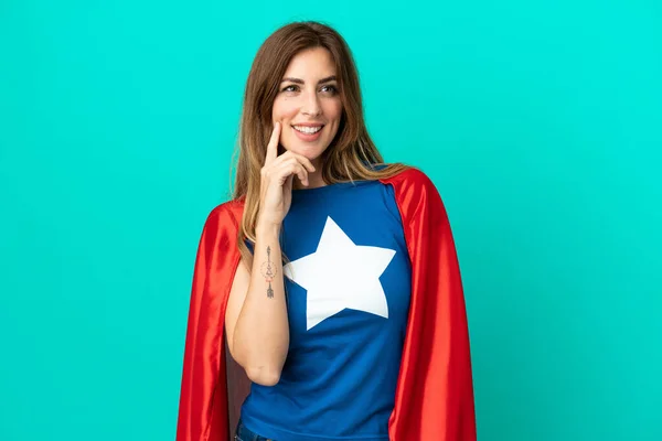 Super Hero Kaukasisk Kvinna Isolerad Blå Bakgrund Tänker Idé Medan — Stockfoto