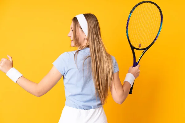 Adolescente Ragazza Ucraina Tennista Isolato Sfondo Giallo Giocare Tennis Celebrare — Foto Stock