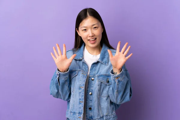 Junge Chinesin Vor Isoliertem Lila Hintergrund Die Mit Den Fingern — Stockfoto