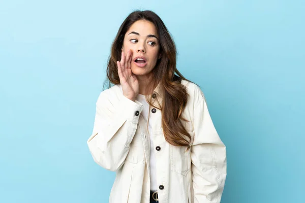 Woman Isolated Background Whispering Something Surprise Gesture While Looking Side — Foto Stock