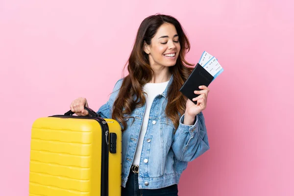Vrouw Geïsoleerde Blauwe Achtergrond Vakantie Met Koffer Paspoort — Stockfoto