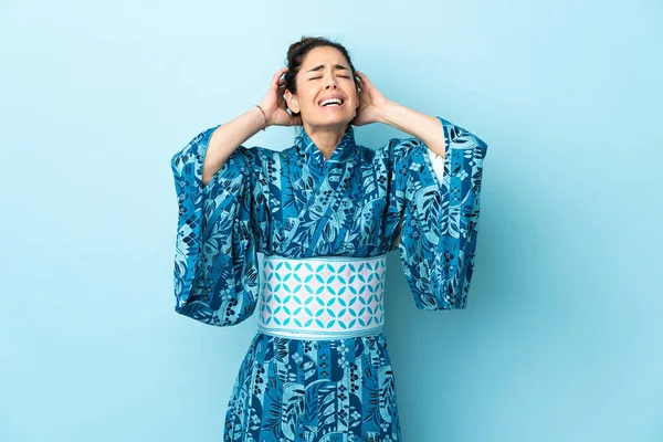 Mujer Usando Kimono Sobre Aislado Fondo Estresado Abrumado —  Fotos de Stock