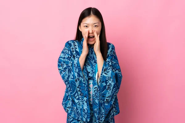 Joven Chica China Usando Kimono Sobre Fondo Aislado Gritando Anunciando —  Fotos de Stock