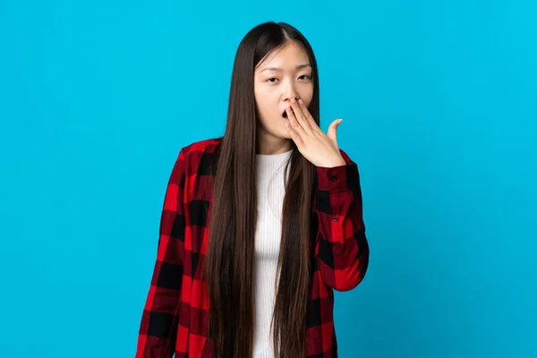 Menina Chinesa Jovem Sobre Isolado Fundo Azul Bocejando Cobrindo Ampla — Fotografia de Stock