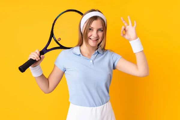 ティーンウクライナの女の子のテニスプレーヤーは黄色の背景に隔離されたテニスをプレイし Okサイン — ストック写真