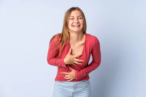 ティーンウクライナ人の女の子絶縁上の青の背景笑顔多く — ストック写真