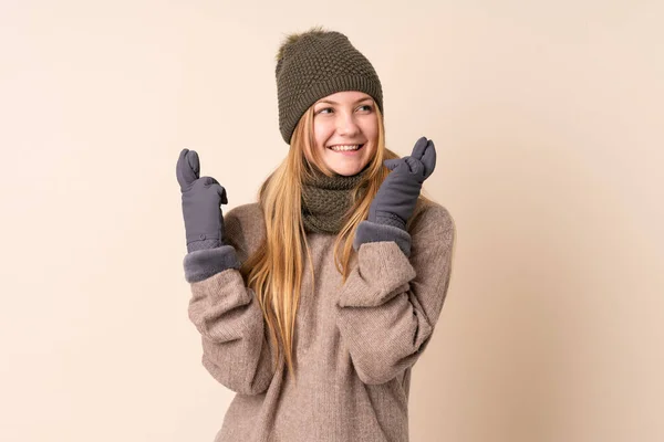 Teenager Ουκρανικό Κορίτσι Χειμερινό Καπέλο Απομονώνονται Μπεζ Φόντο Δάχτυλα Διασταύρωση — Φωτογραφία Αρχείου