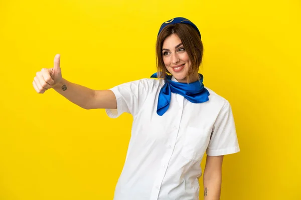 Stewardess Des Flugzeugs Isoliert Auf Gelbem Hintergrund Mit Einer Daumen — Stockfoto