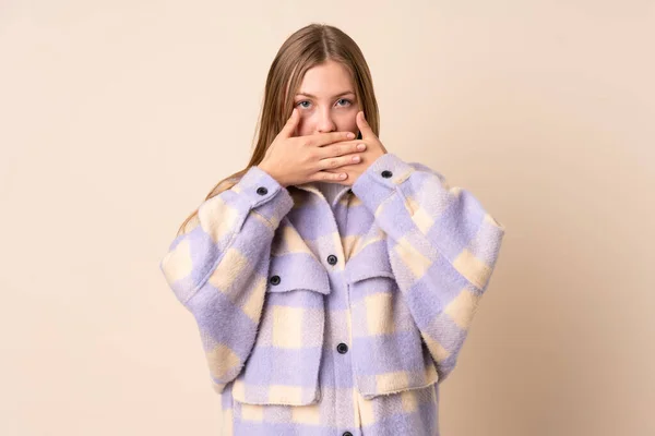 Tonåring Ukrainska Flicka Isolerad Beige Bakgrund Täcker Munnen Med Händerna — Stockfoto