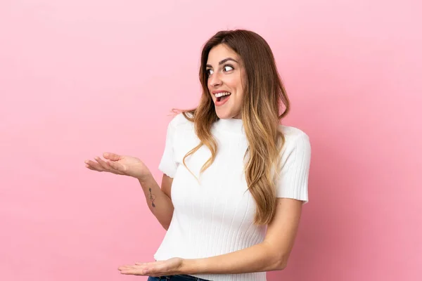 Caucasian Woman Isolated Pink Background Surprise Expression While Looking Side — Stock Photo, Image