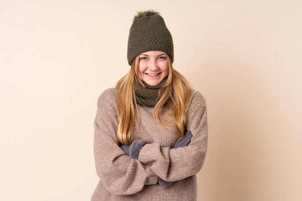 Kışlık Şapkalı Genç Ukraynalı Kız Bej Arka Planda Izole Edilmiş — Stok fotoğraf
