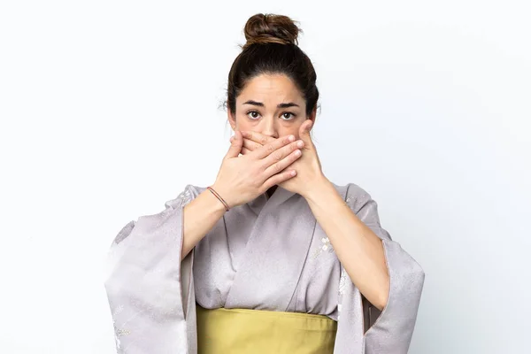 Mujer Usando Kimono Sobre Fondo Aislado Cubriendo Boca Con Las —  Fotos de Stock