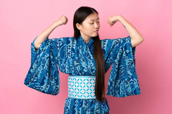 Giovane Ragazza Cinese Che Indossa Kimono Sfondo Isolato Facendo Gesto — Foto Stock