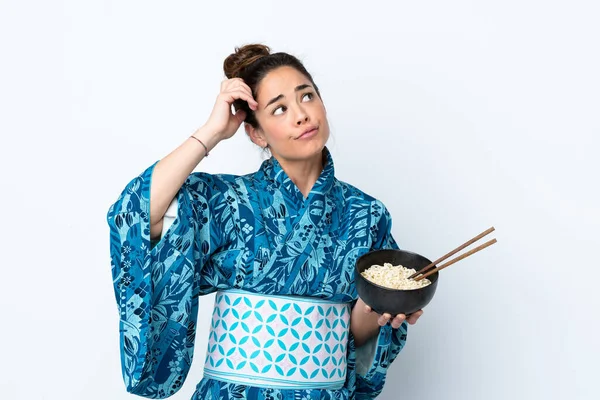 Mujer Usando Kimono Sobre Fondo Blanco Aislado Que Tiene Dudas —  Fotos de Stock
