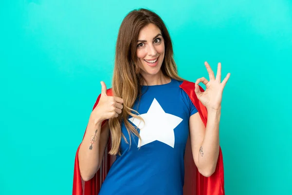 Super Hjälte Kaukasiska Kvinna Isolerad Blå Bakgrund Visar Tecken Och — Stockfoto