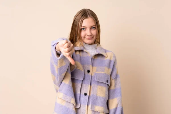 Teenager Ukrajinská Dívka Izolované Béžové Pozadí Ukazující Palec Dolů Negativním — Stock fotografie