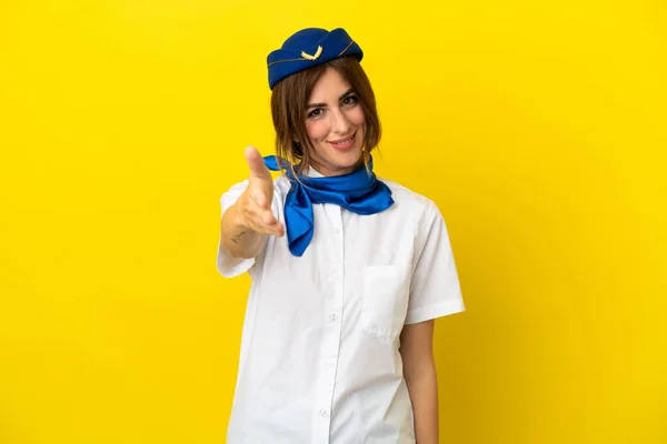 Stewardess Des Flugzeugs Frau Isoliert Auf Gelbem Hintergrund Schüttelt Hände — Stockfoto