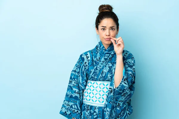 Frau Trägt Kimono Über Isoliertem Hintergrund Und Zeigt Zeichen Der — Stockfoto