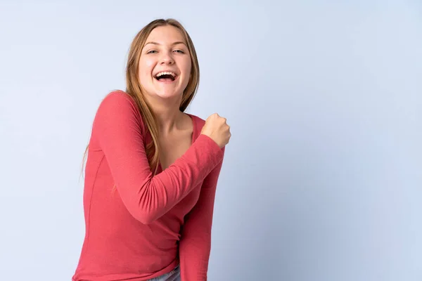 十代のウクライナの女の子は勝利を祝う青の背景に隔離 — ストック写真