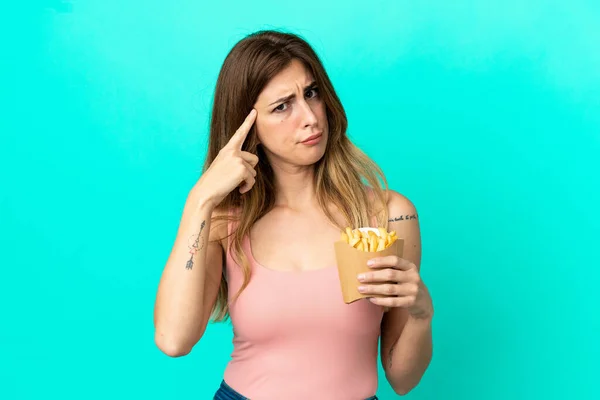 Femme Caucasienne Tenant Des Frites Isolées Sur Fond Bleu Ayant — Photo