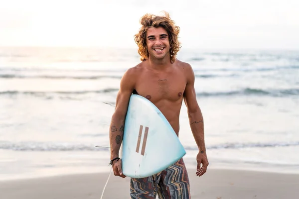 Young Caucasian Man Get Early Doing Surf Sunrise — Stock Photo, Image