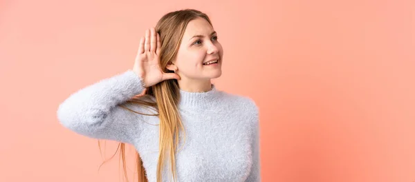 Έφηβος Ουκρανή Κοπέλα Απομονωμένη Ροζ Φόντο Ακούγοντας Κάτι Βάζοντας Χέρι — Φωτογραφία Αρχείου